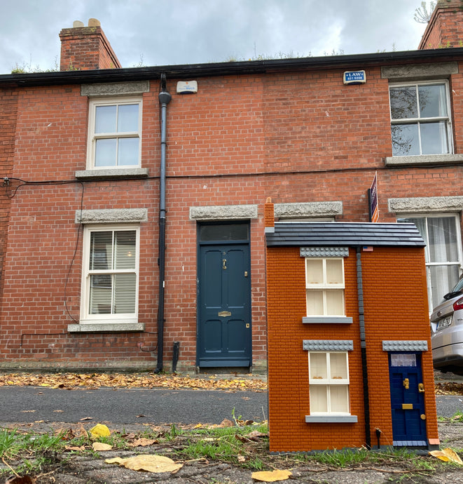 Red bricks / Blue door
